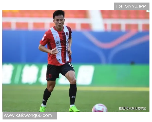 成都足球队以62分稳居冠军赛积分榜首位，争夺荣誉在望